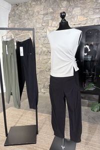 ZAIDA Top seitlich figurfreundlich geknotet  Hose STEHMANN Rachel